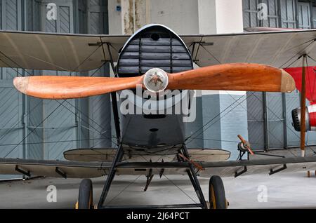 Vorne der alten Bristol F2b WWI Kampfflugzeug in Duxford museum Stockfoto