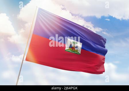 Sonniger blauer Himmel und ein Fahnenmast mit der Flagge haitis Stockfoto