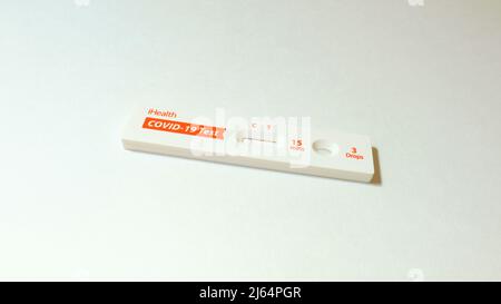 IHealth COVID-19 Antigen Schnelltest-Selbsttestkarte für zu Hause, die ein negatives Coronavirus-Ergebnis auf einer weißen Oberfläche anzeigt. Stockfoto