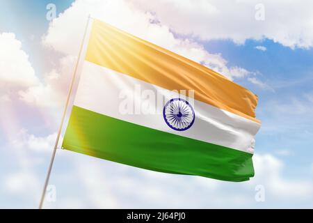 Sonniger blauer Himmel und ein Fahnenmast mit der Flagge indiens Stockfoto