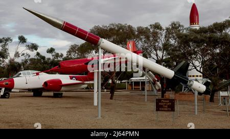 WOOMERA, AUSTRALIEN - JUNI 13 2021: Mehrere historische Militärraketen und Flugzeuge im woomera Raketenpark in südaustralien Stockfoto