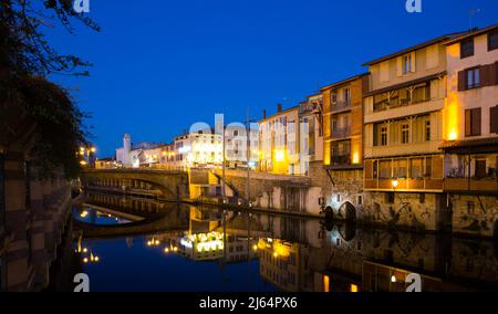 Abendansicht von Castres, Frankreich Stockfoto