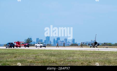 U.S. Airmen mit dem 6. Civil Engineer Squadron reagieren auf einen F-16C Fighting Falcon vom 482. Fighter Wing, Homestead Air Reserve Base, Florida, nach dem Testen eines Bak-12-Luftarrestsystems auf der MacDill Air Force Base, Florida, 22. April 2022. Der Bak-12 wird zur Unterstützung von Kampfflugzeugen im Falle eines Notfalls während des Fluges eingesetzt, indem verhindert wird, dass das Flugzeug auf der Fluglinie überlaufen kann. (USA Luftwaffe Foto von Airman 1. Klasse Hiram Martinez) Stockfoto