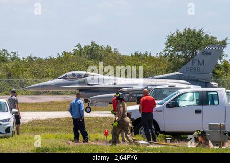 Eine F-16C Fighting Falcon vom 482. Fighter Wing, Homestead Air Reserve Base, Florida, taxis vorbei an Airmen vom 6. Civil Engineer Squadron auf der MacDill Air Force Base, Florida (AFB), 22. April 2022. Das Flugzeug testete das Bak-12-Luftarretsystem während der jährlichen Zertifizierung. Aufgrund seiner geografischen Lage ist die Bak-12 ein notwendiger Vorteil auf der Fluglinie, da die MacDill AFB ein wichtiger Knotenpunkt für die Flugmobilität ist. (USA Luftwaffe Foto von Airman 1. Klasse Hiram Martinez) Stockfoto