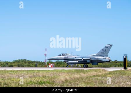 Ein F-16C Kampfflugzeug von Falcon, das dem 482. Fighter Wing, der Homestead Air Reserve Base, Florida, zugewiesen wurde, testet ein Bak-12-Luftwaffenarretsystem auf der MacDill Air Force Base, Florida, 22. April 2022. Das Bak-12-System wird eingesetzt, um Kampfflugzeuge im Falle eines Notfalls während des Fluges zu unterstützen, indem es verhindert, dass das Flugzeug auf der Fluglinie überläuft. (USA Luftwaffe Foto von Airman 1. Klasse Hiram Martinez) Stockfoto