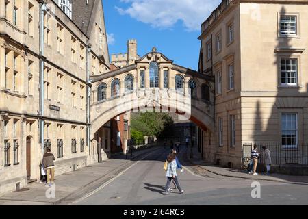 Menschen, die über die Straße in der Nähe der Seufzerbrücke gehen; ein Skyway, der zwei Teile des Hertford College verbindet. Stockfoto