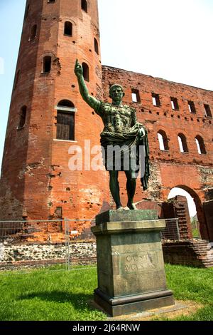 Eine Statue des Kaisers Augustus vor dem Palatin-Tor, die Teil der römischen Ruinen in Turin Italien, die 25BC stammen. Stockfoto