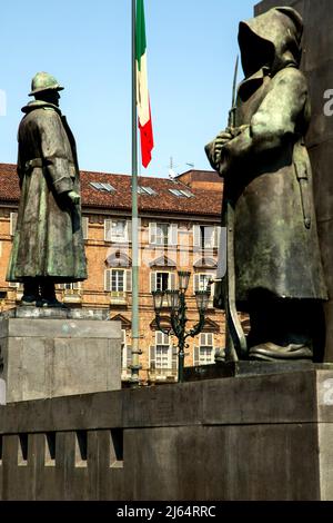 Das Emanuele Filiberto Duca D'Aosta-Denkmal in Pizza Castello, das an die Taten des italienischen Generals während des Ersten Weltkriegs erinnert. Turin Italien. Stockfoto