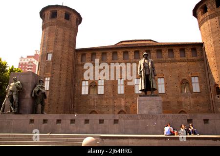 Das Emanuele Filiberto Duca D'Aosta-Denkmal in Pizza Castello, das an die Taten des italienischen Generals während des Ersten Weltkriegs erinnert. Turin Italien. Stockfoto