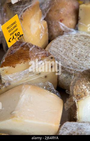 Eine Vielzahl von Käsesorten, die am Samstagmorgen auf dem Markt in Alba in der Region Piemont in Italien zu sehen sind Stockfoto