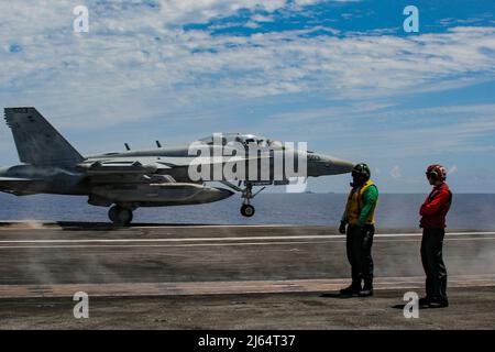 PHILIPPINISCHE SEE (25. April 2022) ein EA-18G Growler, der den 'Wizards' des Electronic Attack Squadron (VAQ) 133 zugewiesen wurde, startet vom Flugdeck des Nimitz-Klasse-Flugzeugträgers USS Abraham Lincoln (CVN 72) aus. Die Abraham Lincoln Strike Group befindet sich im geplanten Einsatzgebiet der US-Flotte für 7., um die Interoperabilität durch Allianzen und Partnerschaften zu verbessern und gleichzeitig als reaktionsfähige Truppe zur Unterstützung einer freien und offenen Region im Indo-Pazifik-Raum zu dienen. (USA Navy Foto von Mass Communication Specialist Seaman Julia Brockman) Stockfoto