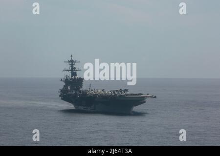 PHILIPPINISCHES MEER (25. April 2022) der Flugzeugträger USS Abraham Lincoln (CVN 72) der Nimitz-Klasse durchfliegt die philippinische See. Die Abraham Lincoln Strike Group befindet sich im geplanten Einsatzgebiet der US-Flotte für 7., um die Interoperabilität durch Allianzen und Partnerschaften zu verbessern und gleichzeitig als reaktionsfähige Truppe zur Unterstützung einer freien und offenen Region im Indo-Pazifik-Raum zu dienen. (USA Navy Foto von Mass Communication Specialist 3. Class Lake Fultz) Stockfoto