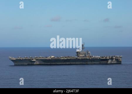 PHILIPPINISCHES MEER (25. April 2022) der Flugzeugträger USS Abraham Lincoln (CVN 72) der Nimitz-Klasse durchfliegt die philippinische See. Die Abraham Lincoln Strike Group befindet sich im geplanten Einsatzgebiet der US-Flotte für 7., um die Interoperabilität durch Allianzen und Partnerschaften zu verbessern und gleichzeitig als reaktionsfähige Truppe zur Unterstützung einer freien und offenen Region im Indo-Pazifik-Raum zu dienen. (USA Navy Foto von Mass Communication Specialist 3. Class Lake Fultz) Stockfoto