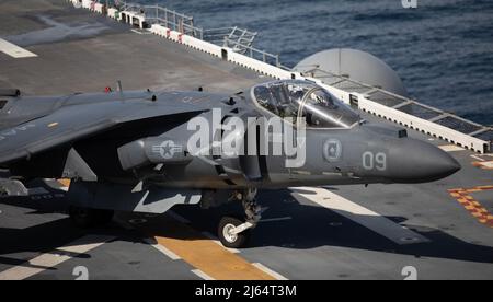 220425-N-OG067-1122 NORFOLK, VA. (25. April 2022) - ein AV-8B Harrier, der dem Marine Attack Squadron (VMA) 231 Manöver auf dem Flugdeck des amphibischen Angriffsschiffes USS Bataan (LHD5) zugewiesen wurde, 25. April 2022. Bataan ist im Flottenbereich 2. im Einsatz. Bataan wird auf der Naval Station Norfolk heimisch. (USA Navy Foto von Mass Communication Specialist 2. Class Hannah Mohr) Stockfoto