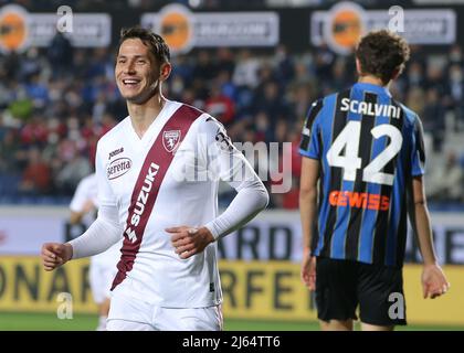 Bergamo, Italien. 27. April 2022. Sasa Lukic vom FC Turin feiert, nachdem Remo Freuler von Atalanta ein eigenes Tor erzielte, um den Besuchern eine 4-2-Führung während des Serie-A-Spiels im Gewissstadion in Bergamo zu geben. Bildnachweis sollte lauten: Jonathan Moscrop/Sportimage Kredit: Sportimage/Alamy Live News Stockfoto