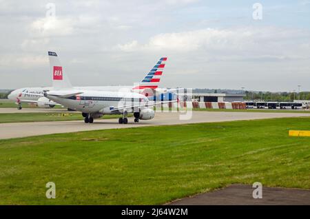 London, Großbritannien - 19. April 2022: Ein Airbus A319 von British Airways, das in den traditionellen Farben der alten BEA-Fluggesellschaft lackiert wurde, um den Zentenar der Fluggesellschaft zu markieren Stockfoto