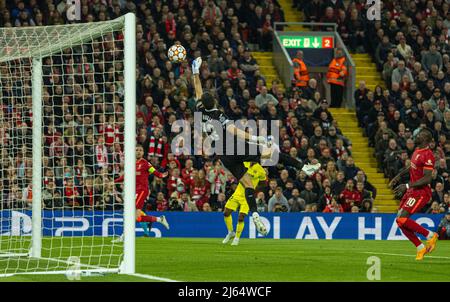 Liverpool. 28. April 2022. Villarreals Torwart Geronimo Rulli wird am 27. April 2022 beim UEFA Champions League Halbfinale 1. Leg zwischen Liverpool und Villarreal in Liverpool, Großbritannien, von Pervis Estupinan durch ein eigenes Tor geschlagen.NUR FÜR REDAKTIONELLE VERWENDUNG. NICHT ZUM VERKAUF FÜR MARKETING- ODER WERBEKAMPAGNEN. KEINE VERWENDUNG MIT NICHT AUTORISIERTEN AUDIO-, VIDEO-, DATEN-, REGALLISTEN-, CLUB/LEAGUE-LOGOS ODER „LIVE“-DIENSTEN. ONLINE-IN-MATCH-NUTZUNG AUF 45 BILDER BESCHRÄNKT, KEINE VIDEOEMULATION. KEINE VERWENDUNG BEI WETTEN, SPIELEN ODER VERÖFFENTLICHUNGEN EINZELNER CLUBS/VEREINE/VEREINE/SPIELER. Quelle: Xinhua/Alamy Live News Stockfoto