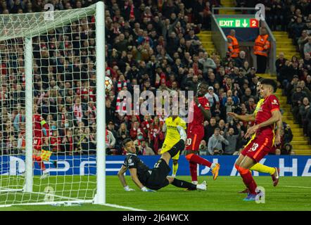 Liverpool. 28. April 2022. Villarreals Torwart Geronimo Rulli wird am 27. April 2022 im UEFA Champions League Halbfinale 1. Leg zwischen Liverpool und Villarreal in Liverpool, Großbritannien, von Pervis Estupinan (hinten) durch ein eigenes Tor geschlagen.NUR FÜR REDAKTIONELLE VERWENDUNG. NICHT ZUM VERKAUF FÜR MARKETING- ODER WERBEKAMPAGNEN. KEINE VERWENDUNG MIT NICHT AUTORISIERTEN AUDIO-, VIDEO-, DATEN-, REGALLISTEN-, CLUB/LEAGUE-LOGOS ODER „LIVE“-DIENSTEN. ONLINE-IN-MATCH-NUTZUNG AUF 45 BILDER BESCHRÄNKT, KEINE VIDEOEMULATION. KEINE VERWENDUNG BEI WETTEN, SPIELEN ODER VERÖFFENTLICHUNGEN EINZELNER CLUBS/VEREINE/VEREINE/SPIELER. Quelle: Xinhua/Alamy Live News Stockfoto