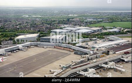 Blick von oben auf das Terminal 4 des Londoner Flughafens Heathrow. Die Hilton und Holiday Inn Express Hotels befinden sich in der Mitte des Bildes wi Stockfoto