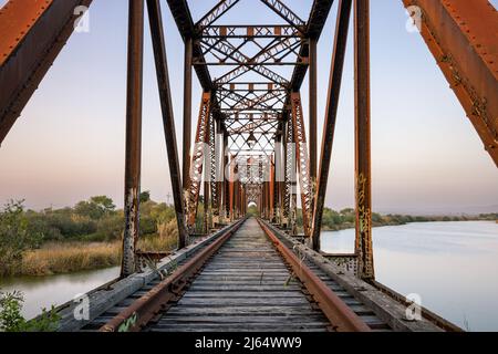Eine alte Eisenbahnbrücke über den fluss salinas außerhalb von Marina CA Stockfoto