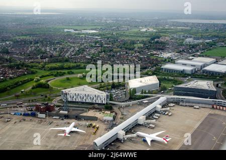 Luftaufnahme von Hotels in der Nähe von Terminal 4 am Flughafen Heathrow, London. Auf der linken Seite befindet sich eine Zweigstelle des Premier Inn, das diamantförmige Gebäude ist ein Hilton Stockfoto