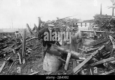 Spanische Offiziere, die von den Trümmern eines bombardierten oder beschossen Gebäudes umgeben sind. Stockfoto