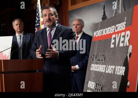 Washington, Usa. 27. April 2022. US-Senator Ted Cruz (R-TX) spricht zusammen mit den GOP-Senatoren über Titel 42 und die US-MEX-Grenze im Senate Studio/Capitol Hill in Washington. Kredit: SOPA Images Limited/Alamy Live Nachrichten Stockfoto