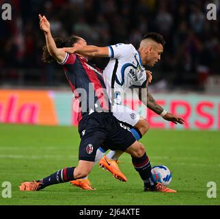 Bologna, Italien. 27. April 2022. Lautaro Martinez (R) von Inter Mailand steht mit Arthur Theate von Bologna während ihres Fußballspiels in der Serie A in Bologna, Italien, am 27. April 2022. Quelle: Alberto Lingria/Xinhua/Alamy Live News Stockfoto