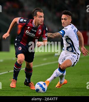 Bologna, Italien. 27. April 2022. Lautaro Martinez (R) von Inter Mailand steht mit Arthur Theate von Bologna während ihres Fußballspiels in der Serie A in Bologna, Italien, am 27. April 2022. Quelle: Alberto Lingria/Xinhua/Alamy Live News Stockfoto