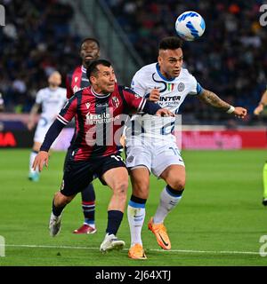 Bologna, Italien. 27. April 2022. Lautaro Martinez (R) von Inter Mailand spielt mit Gary Medel aus Bologna während ihres Fußballspiels in der Serie A am 27. April 2022 in Bologna, Italien. Quelle: Alberto Lingria/Xinhua/Alamy Live News Stockfoto