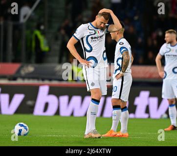 Bologna, Italien. 27. April 2022. Eden Dzeko von Inter Mailand reagiert während eines Fußballspiels zwischen Bologna und Inter Mailand in Bologna, Italien, am 27. April 2022. Quelle: Alberto Lingria/Xinhua/Alamy Live News Stockfoto