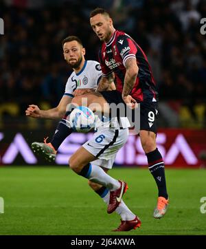 Bologna, Italien. 27. April 2022. Stefan De Vrij (L) von Inter Mailand steht mit Marko Arnautovic aus Bologna während ihres Fußballspiels in der Serie A am 27. April 2022 in Bologna, Italien, auf dem Spiel. Quelle: Alberto Lingria/Xinhua/Alamy Live News Stockfoto