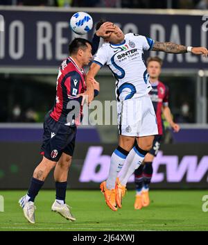 Bologna, Italien. 27. April 2022. Lautaro Martinez (R) von Inter Mailand spielt mit Gary Medel aus Bologna während ihres Fußballspiels in der Serie A am 27. April 2022 in Bologna, Italien. Quelle: Alberto Lingria/Xinhua/Alamy Live News Stockfoto