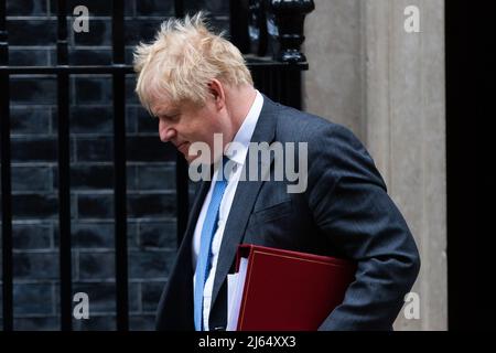 London, Großbritannien. 27. April 2022. Premierminister Boris Johnson verlässt die Downing Street, damit das Parlament am 27.. April 2022 in London, England, an den Fragen des Premierministers teilnehmen kann. Kredit: SOPA Images Limited/Alamy Live Nachrichten Stockfoto