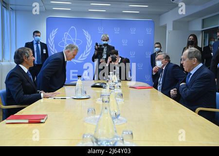 Rafael Mariano Grossi, Generaldirektor der IAEO, begrüßt den AUSSENMINISTER der Russischen Föderation, Sergej V. Lawrow, und seine Delegation bei ihrer Ankunft am Sitz der Agentur in Wien, Österreich. 26. August 2021. Stockfoto