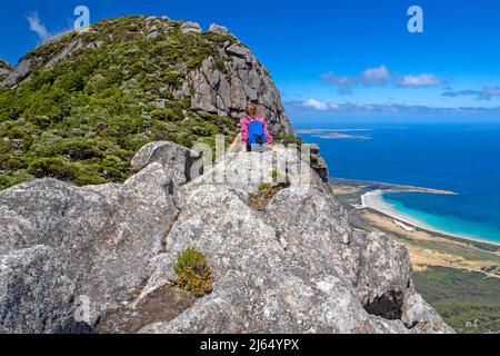 Wanderer auf den Hängen der Strzelecki Peaks, mit Blick auf den Trousers Point Stockfoto