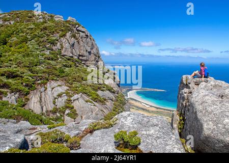 Wanderer auf den Hängen der Strzelecki Peaks, mit Blick auf den Trousers Point Stockfoto