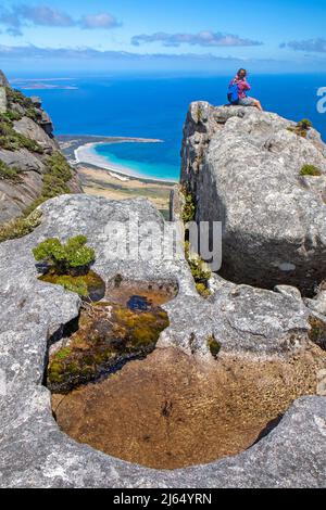 Wanderer auf den Hängen der Strzelecki Peaks, mit Blick auf den Trousers Point Stockfoto