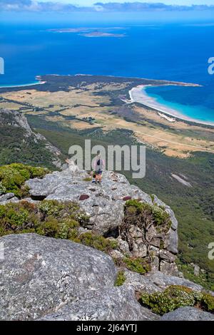 Wanderer auf dem Gipfel des Strzelecki Peaks Stockfoto