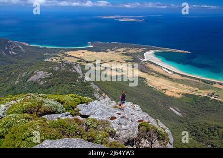 Wanderer auf dem Gipfel des Strzelecki Peaks Stockfoto