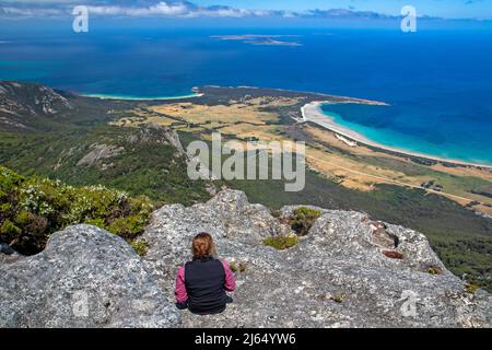 Wanderer auf dem Gipfel des Strzelecki Peaks Stockfoto