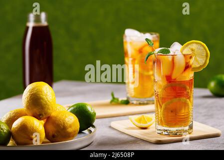 Eistee. Traditioneller Eistee mit Zitrone und Eis in hohen Gläsern Stockfoto
