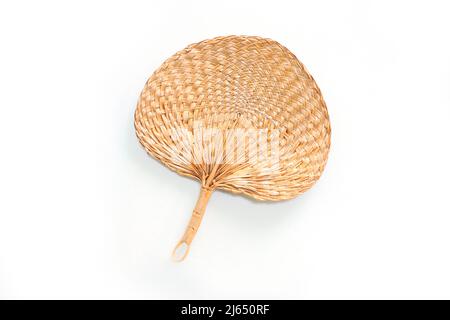 Rattan Handventilator mit weißem Hintergrund Stockfoto