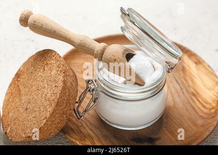 Glas mit Backpulver und Schaufel auf dem Tisch Stockfoto