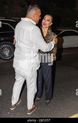 London, Großbritannien. 27. April 2022. Der Inhaber des Oscars Nightclub Arif Graca (L) begrüßt die serbische Sängerin Svetlana Raznatovic (R) in seinem Nightclub in Mayfair, London. Kredit: SOPA Images Limited/Alamy Live Nachrichten Stockfoto