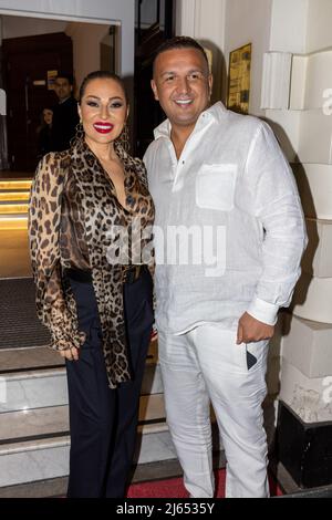 London, Großbritannien. 27. April 2022. Der Inhaber des Oscars Nightclub Arif Graca (R) begrüßt die serbische Sängerin Svetlana Raznatovic (L) in seinem Nightclub in Mayfair, London. Kredit: SOPA Images Limited/Alamy Live Nachrichten Stockfoto