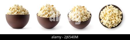 Popcorn in einer braunen Tasse isoliert auf weißem Hintergrund, lecker, fettarm, gesunde Snack, in verschiedenen Winkeln genommen, Sammlung Stockfoto