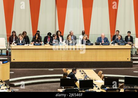 New York, NY – 27. April 2022: Die stellvertretende Generalsekretärin Ilze Brands Kehris, Amal Clooney, Botschafterin Ferit Hoxha, die albanische Außenministerin Olta Xhacka, Botschafterin Nathalie Broadhurst, Anklägerin des Internationalen Strafgerichtshofs Karim Khan, Kenneth Roth sitzen in der ersten Reihe, während sie die Verantwortung für die in der Ukraine begangenen Gräueltaten beim UN-Hauptquartier übernehmen Stockfoto