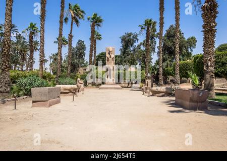Skulptur aus dem Reich der Mitte, restauriert im Namen von Ramses II., ausgestellt im historischen Freilichtmuseum von Memphis, der alten ägyptischen Hauptstadt Stockfoto