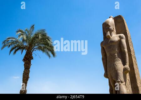 Skulptur aus dem Reich der Mitte, restauriert im Namen von Ramses II., ausgestellt im historischen Freilichtmuseum von Memphis, der alten ägyptischen Hauptstadt Stockfoto